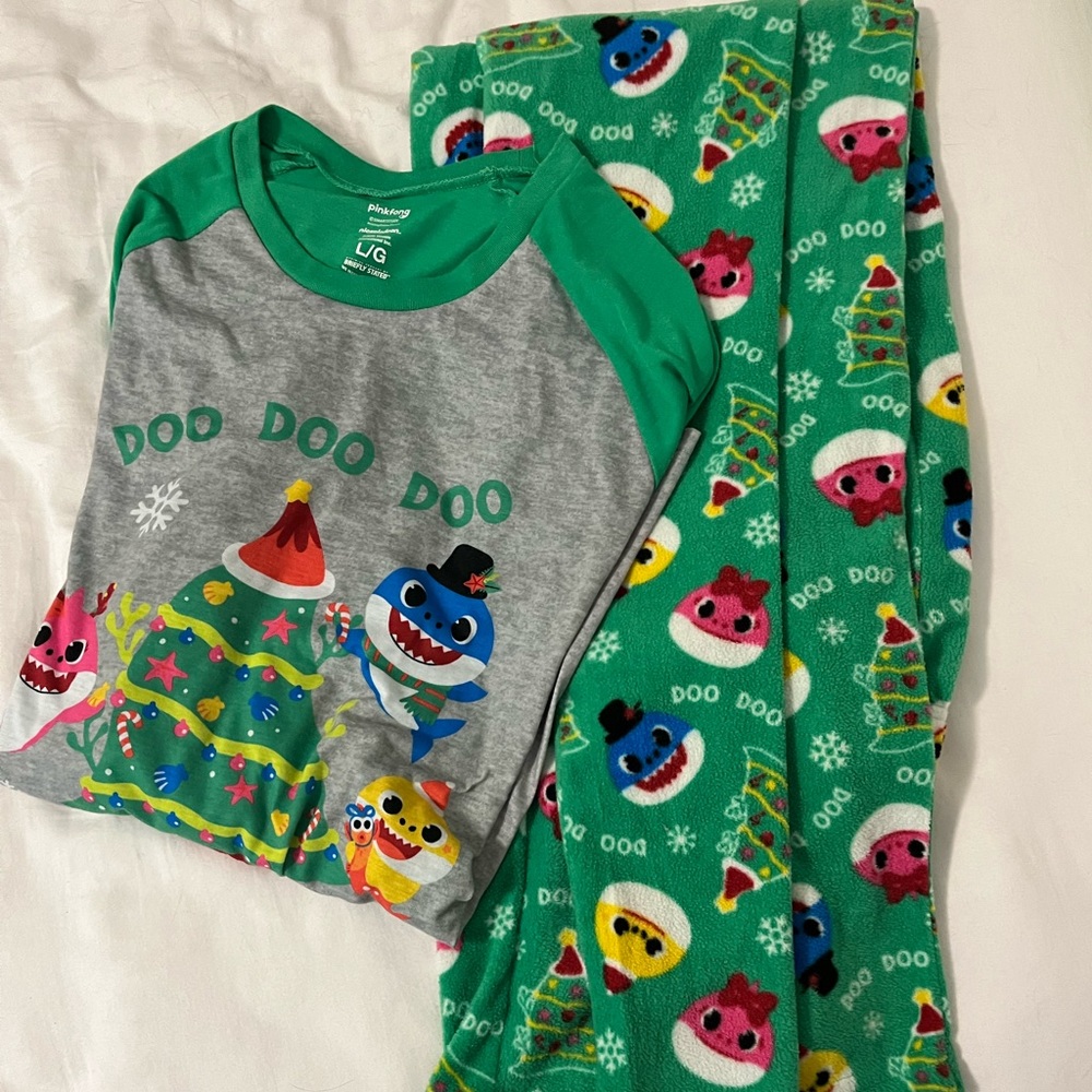Nickelodeon Baby shark adult PJ’s
